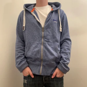 Superdry Orange Label hoodie - Modellen är 176 och väger 60 för referens. Skriv vid ytterligare frågor eller funderingar🤝
