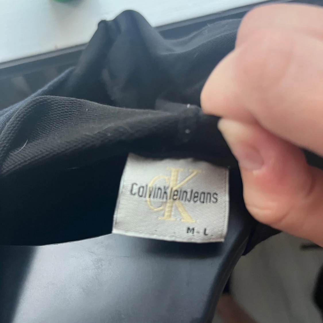 Svart croppad hoodie Calvin Klein - 2