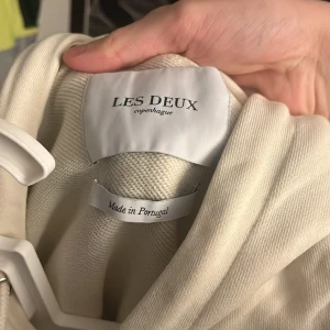 En Stilren Hoddie Från (Les Deux) -  En väldigt stilren hoodie i storlek L. I ny skick använts 2 gånger sen bara legat i garderoben. Priset kan diskuteras 