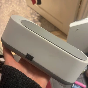 UV Steriliser Box - Praktisk UV-steriliseringsbox för småsaker som mobil, nycklar eller smycken. Utrustad med strömbrytare och rymligt fack. Några mindre ytliga märken, men i gott skick och fullt fungerande.