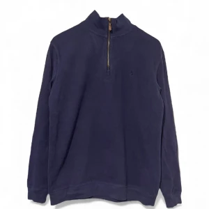 Polo half zip - Marinblå half-zip från från polo Ralph Lauren. Tröjan är perfekt nu till hösten då den är väldigt varm och mysig. Storleken är M. Nypris ca: 3000 mitt pris: 700