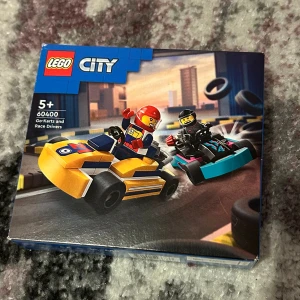 LEGO City 60400 Go-Karts and Race Drivers - LEGO City 60400 Go-Karts and Race Drivers set, ny i oöppnad förpackning. Innehåller två minifigurer och två färgglada gokarts. Perfekt för barn från 5 år och uppåt. Kartongen är i fint skick utan synliga skador.