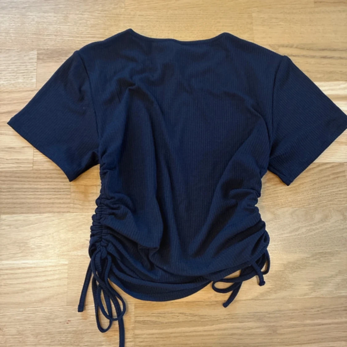 Svart ribbad topp med snörning från H&M - 3