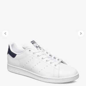 Adidas Stan Smith vita sneakers - Helt helt nya stan Smith skor, så snygga men för stora tyvärr. Köpta för 1350kr så jag säljer för mer än halva priset!!!! 