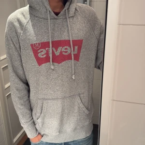 Levis hoodie med slitningar  - Väldigt snygg Levis hoodie. Med lite snygga slitningar.😄