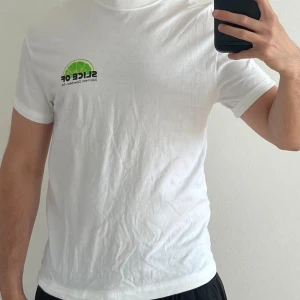 T-shirt  - Vit t-shirt. Storlek S. Med tryck fram och bak. 