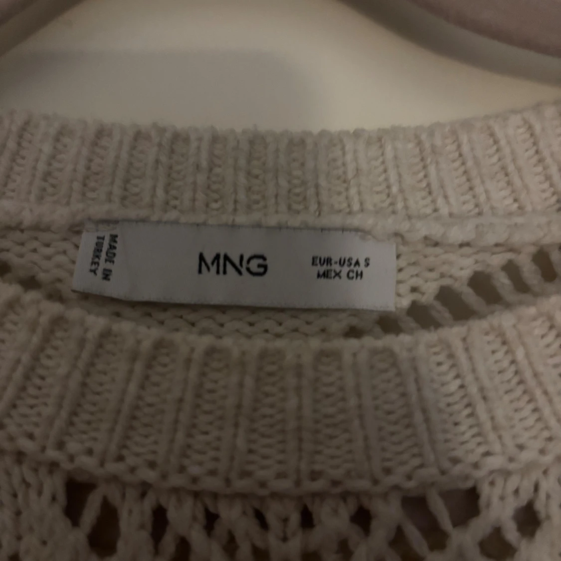 Vit stickad tjock tröja med spets från MNG - 1