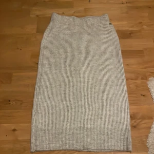 Stickad midikjol , S - Supermysig midikjol från Pernilla Wahlgren i storlek S. Använd fåtalgånger och är i nyskick. 