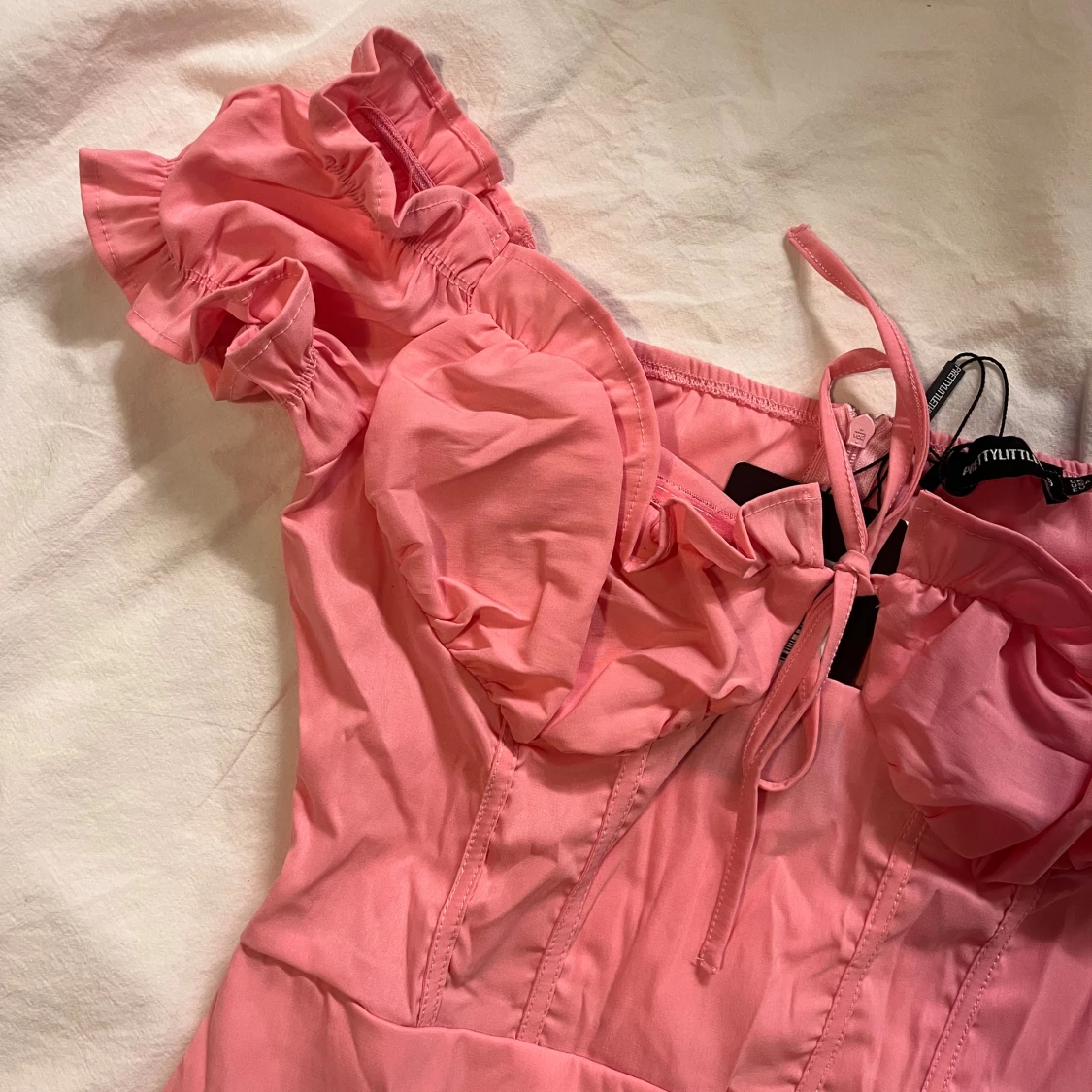 Ljusrosa klänning från Pretty Little Thing - 1