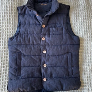 Stenströms väst - Stenströms väst i bra skick. Den är mörkblå och är i storlek S. Skriv vid frågor! 