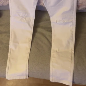 Vita jeans från Dsquared2 med tryck - Säljer ett par vita jeans från Dsquared2, använda Max 3 gånger, storlek 46 men passar dig som har storlek 48 också på dina Dsq2 Jeans, pris går att diskutera 