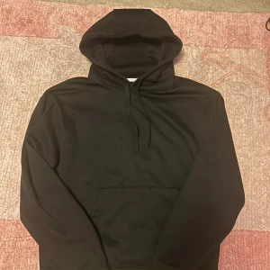 Zara hoodie - Säljer denna svarta Zara hoodie i storlek M, knappt använd, så i princip ny. Pris kan diskuteras!! Tveka inte att skriva!!