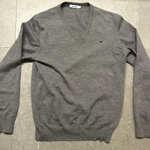 V ringad kofta - Säljer denna J.lindberg koftan i storlek L men som passar som M.