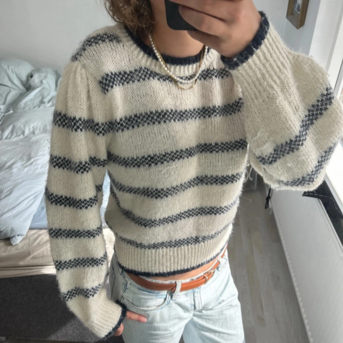 Randig stickad tröja i vitt och blått