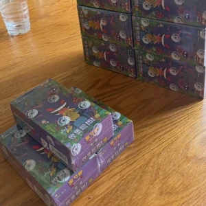 Pokémon booster box (Kinesisk) - Fått in ett par boxar av collectionen 151 booster box (Kinesisk). Säljer packsen från boxarna styckvis ifall det skulle önskas. Tveka inte på att höra av er vid intresse!