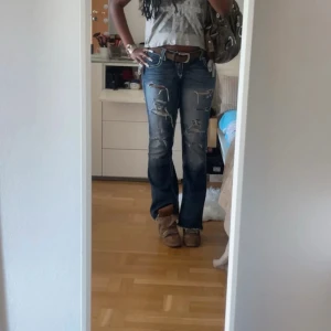 Blå bootcut jeans med slitningar - Pese går att diskutera:)