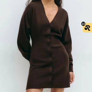 Brun stickad klänning  - Mysig brun stickad klänning med v-ringning och långa ärmar. Från Gina strl xs. Aldrig använd. Nypris 599 säljer för 300 kr❤️