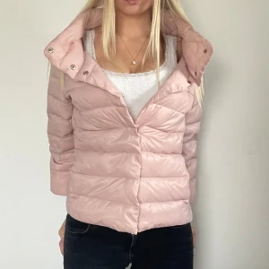 Rosa Herno liknade jacka!  - FÖLJ FÖR LIKNADNE😍super snygg jacka som är mycket lik Herno jackorna. Jackan är i dun och har fina gulddetaljer. Storleken är 44 men är mycket liten i modellen och passar mig på bilden utmärkt som bär en S! Jackan är i nyskick och mycket varm och perfekt till vintern! Tryck köp nu! TK-0079