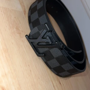 Svart bälte - Jättefint skick, bältet aldrig använt. 110cm