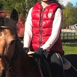 Röd dunväst från kl  - Dunväst från kingsland nypris 1400 , superfint skick ! Storlek s 