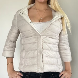 Beige Herno liknade jacka - FÖLJ FÖR LIKANDE😍 Varm beige Herno liknande jacka med trekvartsärm och krage! Storlek M men passar även en S. Går utmärkt att ha en tjocktröja under! Tryck köp nu! TK-0082