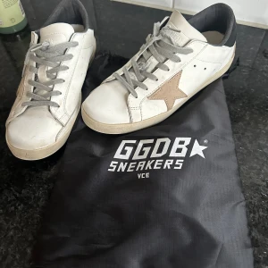 Golden Goose Superstar - Säljer nu ett par fina golden goose skor i bra skick, sparsamt använda. Perfekta för sommarn men passar lika bra för resten av året.                                                Påse följer även med samt äkthetsbevis.                   Nypris på dessa låg omkring 5900kr.                                                                                    Hör av er vid funderingar!