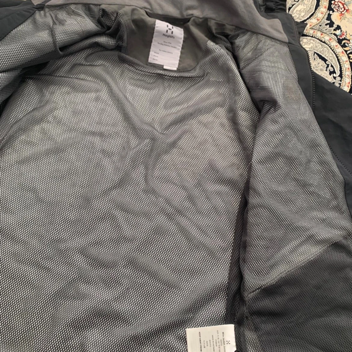 Svart vindjacka från Haglöfs - 2