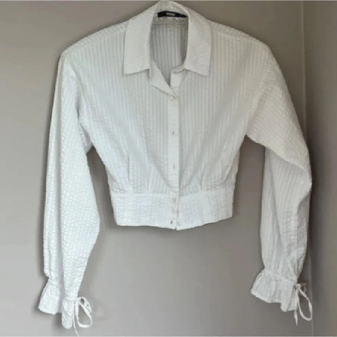 Vit croppad skjorta med knyt - 1