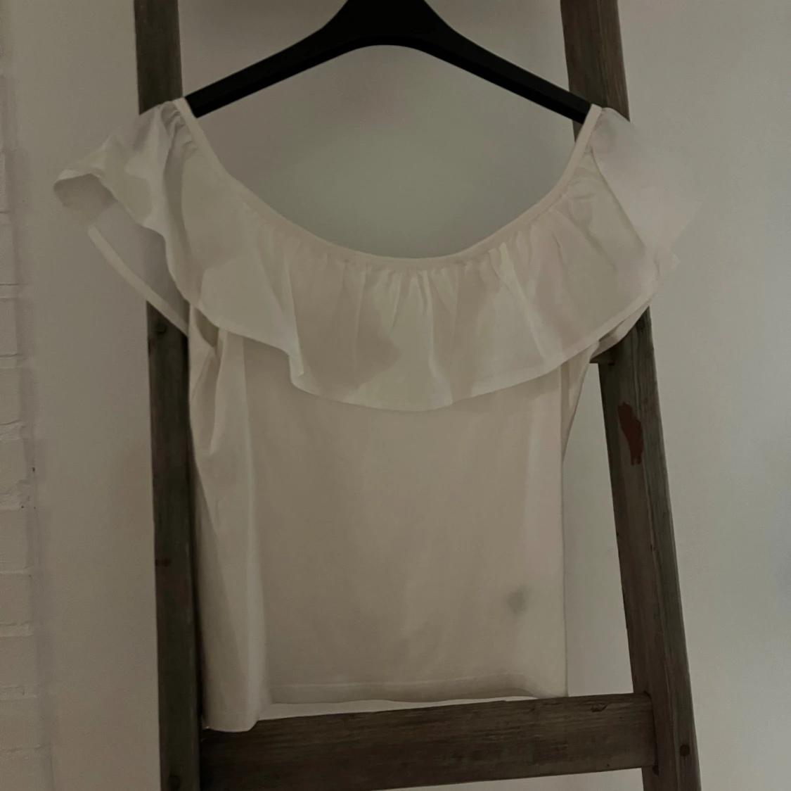 Vit offshoulder topp med volang - 1