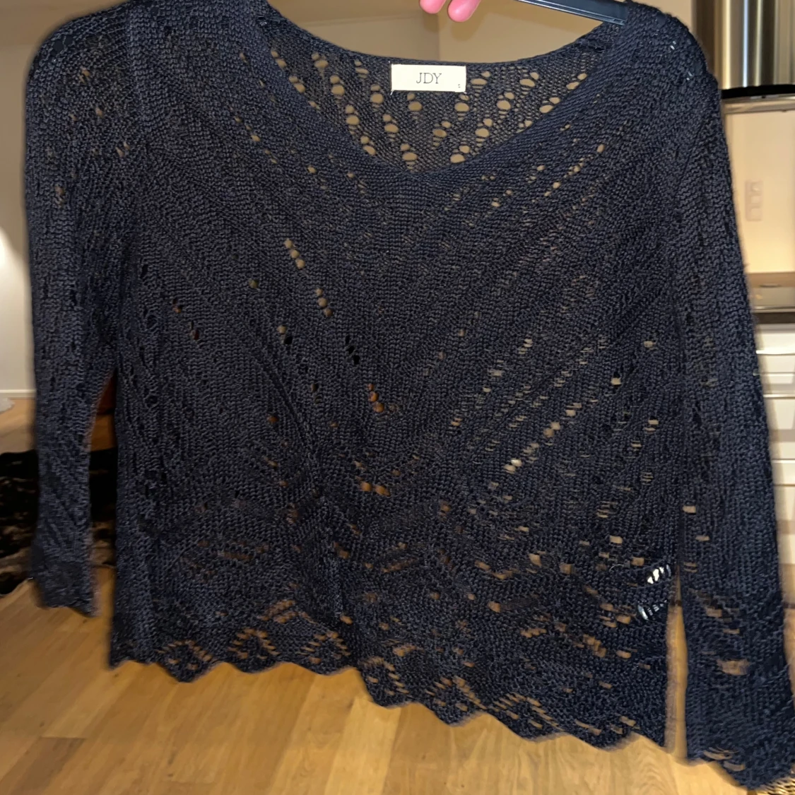 Mörkblå stickad tröja från JDY