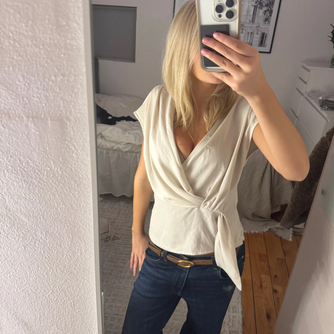 Vit omlottopp med knyt i midjan - 2