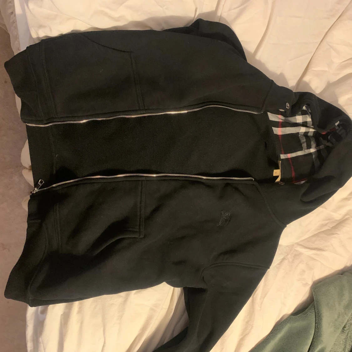 Svart Burberry hoodie med rutig huva och inredning  - 3
