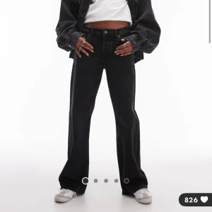 Topshop - Ember - Bleksvarta jeans med raka ben och låg midja - Helt nya och oanvända jeans från Topshop i storlek W34 L32. Nypris 659kr 