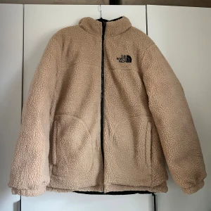 Jacka från The North Face - Jacka från The North Face (reversible puffer jacket) strl L, upplevs dock något mindre i storleken (passar M/L). Går alltså att använda jackan åt två håll. Helt oanvänd!