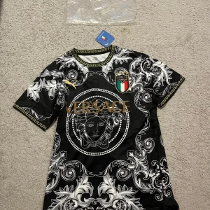 Italien tröja - Säljer en mycket fin och unik fotbollströja i laget Italien. Storlek M och helt ny med tags på.