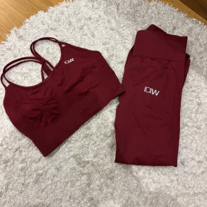 Säljer mitt inprincip oanvända vinröda set från ICIW, inga dekektet så som nytt! Använt 1 gång - Snygga vinröda tights från ICANIWILL med hög midja och tight passform. Materialet är stretchigt och passar perfekt för träning. Diskret logga på benet och ribbad linning för extra komfort. Supersnygga att matcha med sport-bh i samma färg.