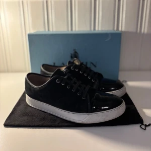Lanvin DBB1 - Lanvin DBB1 | Skick: 6/10 (defekter finns, men funktions dugliga, därav priset) | Tillbehör: Skor | Nypris: +- 5000 SEK | Strolek: UK 10 ”45” | Vid fler bilder eller frågor hör av er. 🍂🍁