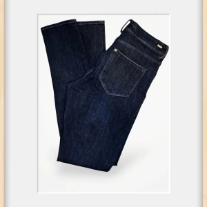 Mörkblå skinny jeans H&M high waist - Snygga mörkblå skinny jeans från H&M med hög midja och 360° stretch för extra komfort. Klassisk femficksmodell med smal passform och diskret H&M-logga vid bakfickan. Perfekta för dig som gillar en tight och modern look.