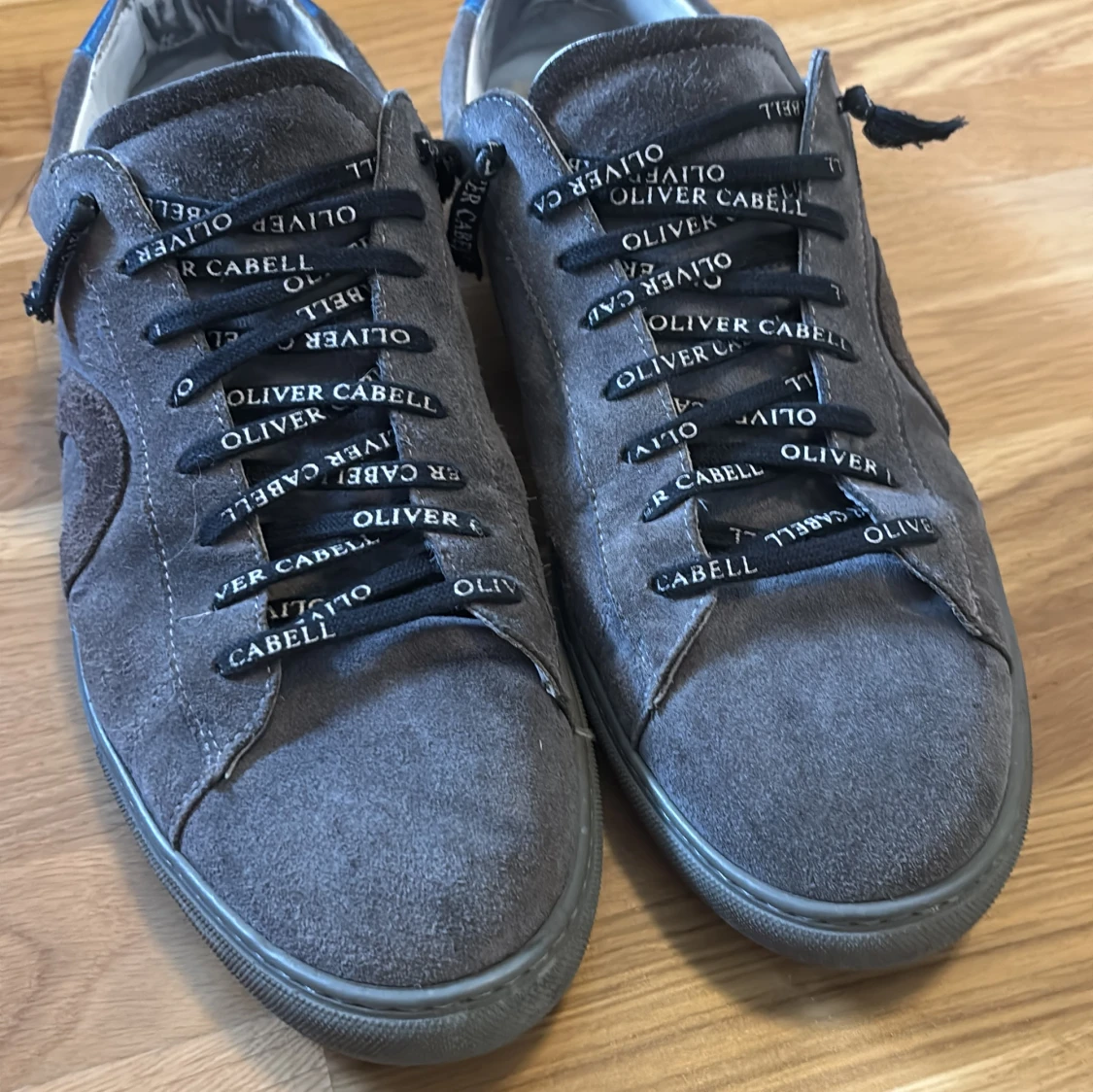 Grå mockasneakers från Oliver Cabell - 1