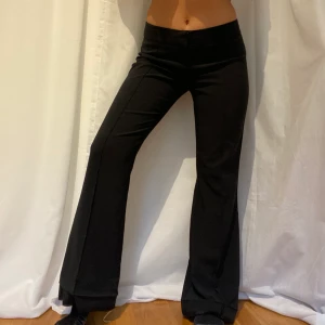 Lågmidjade vintage kostymbyxor - Så fina kostymbyxor! Bilderna är lånade. De har börjat få lite hål i linningen men det syns inte (har försökt visa på bilderna), därav det billiga priset! Midjemåttet är 42 cm och innebenslängden 81 cm!