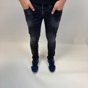 Dondup Jeans George  - Dondup Jeans George! Trendigaste jeansen på marknaden.  Skick= 10/10 (helt nya! Ny pris= 4000 kr Säljs för= 1099 kr (Modellen har original slitningar från fabrik vilket är väldigt eftertraktat och populärt) 
