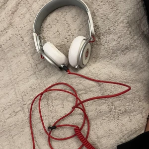 Beats - Funkar utan problem men sladden är lite sönder går att köpa ny.