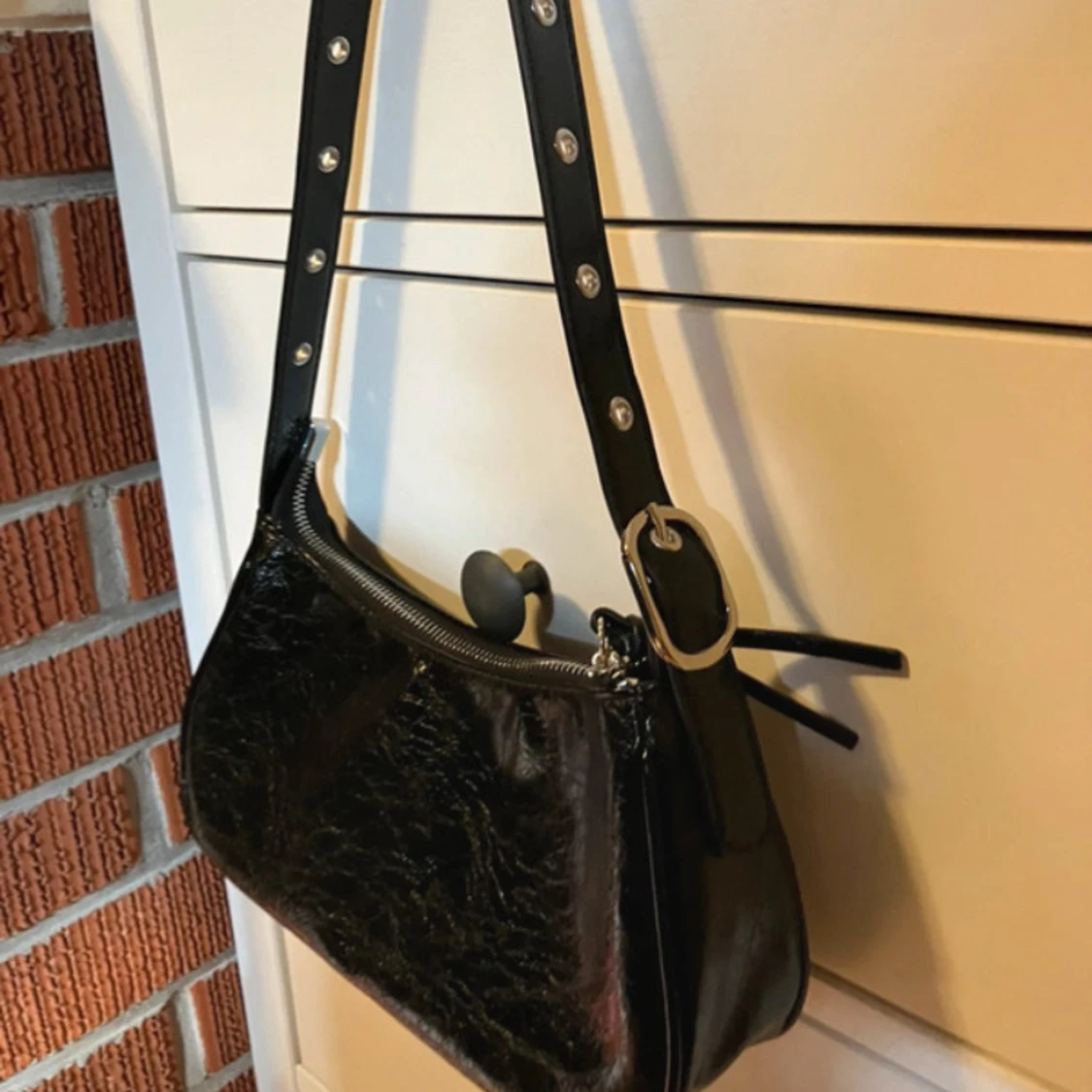 Svart axelväska med nitar - 3