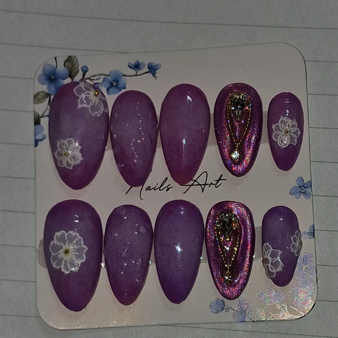 Lila konstgjorda naglar med blommor kommer med rengöring, lim & sticki pads. nagel storlek: M