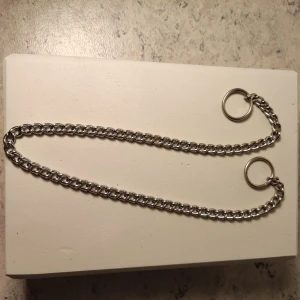 Kedjebälte i silverfärgad metall - Säljer ett stilrent kedjebälte i silverfärgad metall med två stora ringar i ändarna. Perfekt för att ge din outfit en edgy vibe och passar till både jeans och kjol. Länkarna är robusta och ger ett coolt, industriellt intryck.