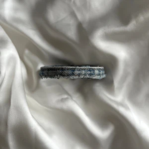 Smalt jeansarmband - Vårat smala armband i denim i en superfin stentvättad ljusblå färg! Böjbara och passar alla! Perfekt detalj! Skriv för frågor 💙🧸