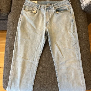 Ljusblå regular fit jeans från H&M - Säljer ett par ljusblå jeans från H&M i regular fit. Klassisk femficksmodell med raka ben och normal passform. Jeansen är tillverkade i bomull och har en enkel, stilren look som passar till det mesta.