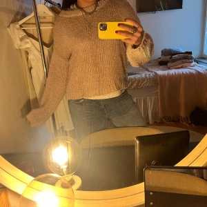 Beige stickad tröja med grov struktur - Mysig beige stickad tröja med grov struktur och rund hals. Tröjan har långärmade, lite bredare ärmar och en avslappnad passform🧸🧸