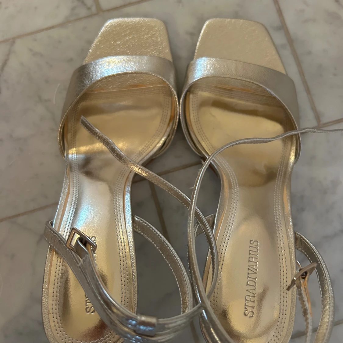 Guldiga klackar från Stradivarius - 2