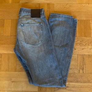 Blå Acne Action Jeans straight fit - Ett par skitfeta grå/blå vintage jeans från acne studios. Ett par eftertraktade jeans för ett schysst pris, perfekta till hösten. Storlek 30/34. Nypris ca 3500 vårt pris 599. Har du några frågor? Fråga på! Skick 9/10 inga defekter. 